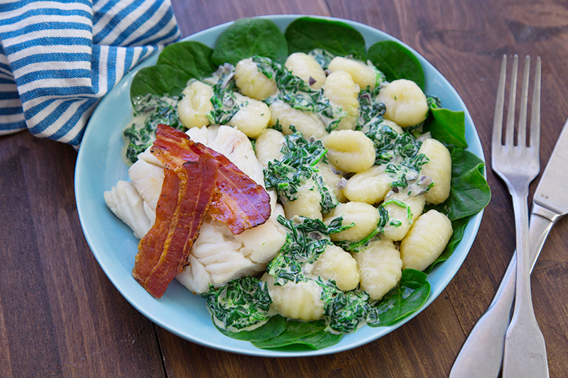 Lieu, lard, et gnocchi épinard