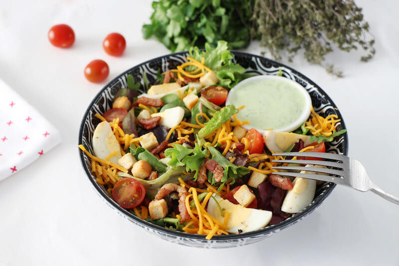 Salade ranch mesclun oeufs lardons