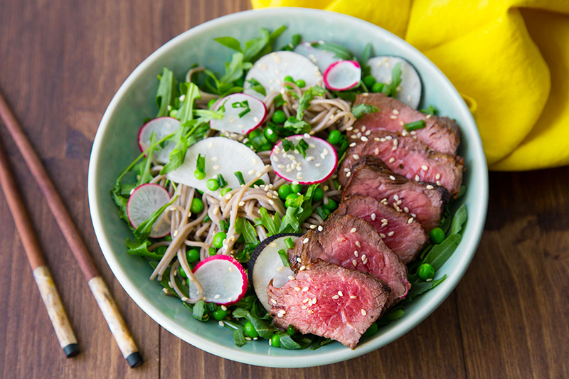 Boeuf nouilles soba roquette petits pois radis sesame